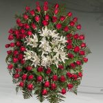 Palma floral funeraria con rosas y lilium modelo E1